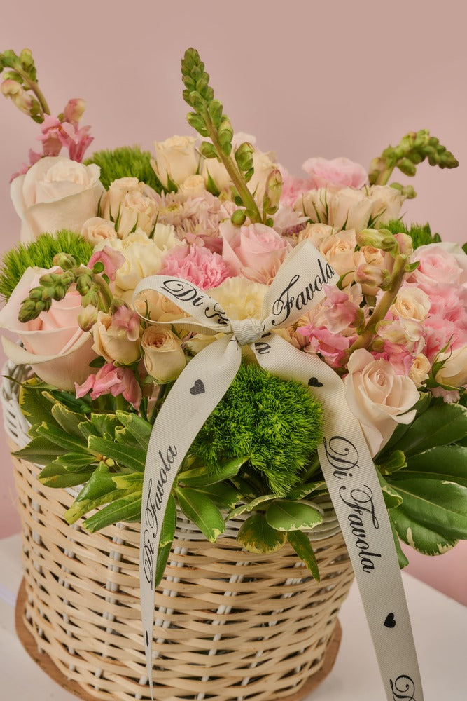 Cesta floral susurros de mimbre