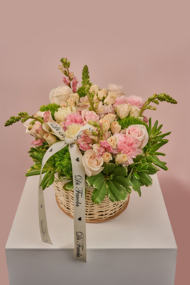 Cesta floral susurros de mimbre