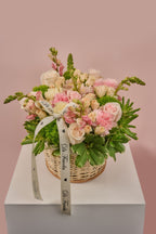 Cesta floral susurros de mimbre