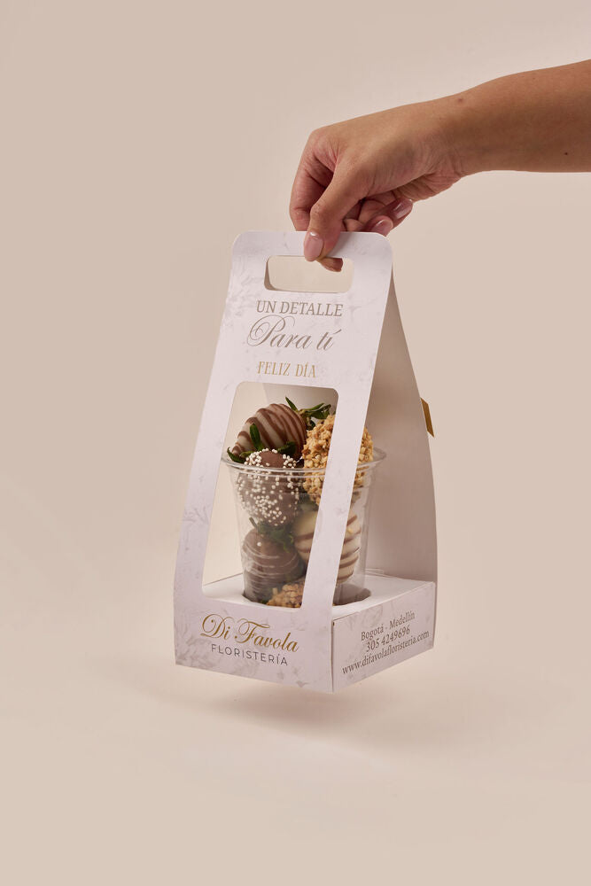 Detalle: Instante de fresas con chocolate y toppings