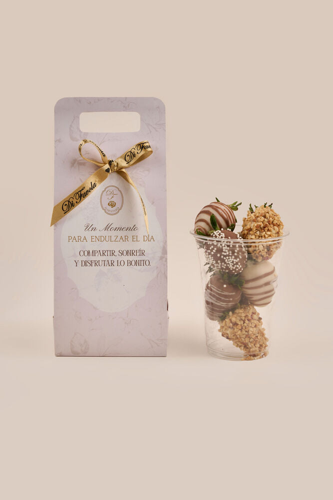 Detalle: Instante de fresas con chocolate y toppings