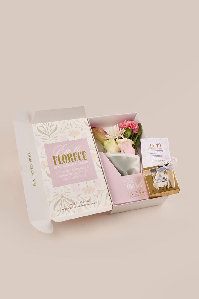 Estuche creación y dulzura. Flores y Ferrero Rocher